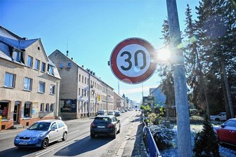Mobil in Chemnitz: Welchen Plan die Stadt für den Verkehr hat - Laut dem Mobilitätsplan, der heute für die Jahre bis 2040 beschlossen werden soll, könnte mittelfristig auf weit mehr Chemnitzer Straßen Tempo 30 gelten, wie hier schon heute auf der Chemnitztalstraße. 