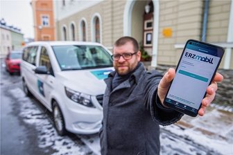 Mobil mit App und Rufbus: Nur das Testgebiet ist noch ein Rätsel - Das Erzmobil in Zwönitz wird über eine App gebucht, die Projektleiter Martin Benedict zeigt. Das Erzmobil könnte Vorbild für eine Testregion in Mittelsachsen sein. 