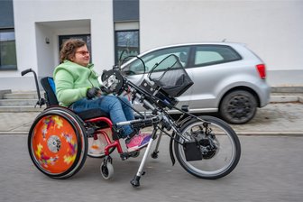 Mobil mit Handbike: Rollstuhlfahrerin aus Aue bittet um Spenden - Können Rollstuhlfahrer E-Bike fahren? Maria Sobe aus Aue beweist, dass das geht. Sie gewinnt dadurch an Mobilität und Unabhängigkeit. Die Anschaffung war zunächst möglich über einen Leasingvertrag. Der musste aufgelöst werden. Jetzt bittet Maria um Spenden, um ein neues E-Bike anschaffen zu können.