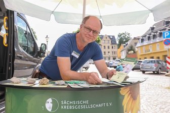 Mobile Beratung für Krebspatienten: In Limbach-Oberfrohna ist die Nachfrage besonders hoch - Jeden Monat steht Sozialarbeiter Ulf Renner mit dem Beratungsmobil der Sächsischen Krebsgesellschaft auf dem Markt in Limbach-Oberfrohna. Dort berät er Erkrankte und Angehörigen.