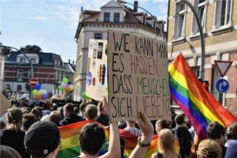 Mobile Beratung in Mittelsachsen: „Es fehlt das Bewusstsein, dass es queere Personen in Freiberg gibt“ - Der Verein RosaLinde Leipzig beteiligte sich bei der Organisation des Christopher Street Days in Döbeln am 24. September 2022.