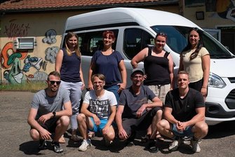 Mobile Jugendarbeit für Reichenbach und Umgebung ist wieder mobil - Endlich wieder mobil. Das Team des Vereins für offene Jugendarbeit Reichenbach freut sich über den Ford Transit, mit dem die mobile Jugendarbeit einen neuen Impuls bekommt. 