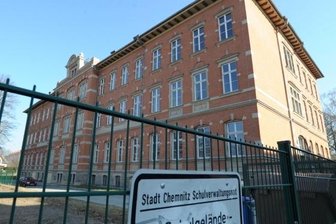 Mobile Klassenzimmer in Altendorf: Container für Grundschüler endlich da - Auf dem Gelände der Grundschule in Altendorf sind die ersten Container für die mobilen Klassenzimmer angeliefert worden.