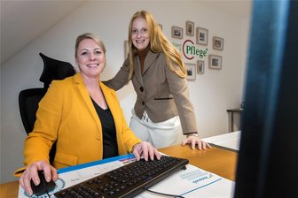 Mobile Pflege: Neue Niederlassung in Großrückerswalde aufgebaut - Mitarbeiterin Kristin Tanzmann und Geschäftsführerin Claudia Teora Rivière in den neuen Räumlichkeiten der Niederlassung Großrückerswalde (v. l.).