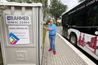 Mobile Toilette sorgt in Vogtland-Dorf für große Erleichterung - Begrüßt die Mobiltoilette an der Endstelle die Stadtbus-Linie 82: Busfahrer Mike Seidel.