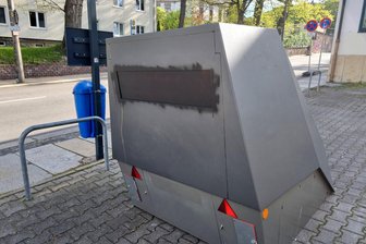 Mobiler Blitzer in Glauchau mit roter Farbe außer Gefecht gesetzt - Mobile Blitzer ähnlich diesem werden immer häufiger besprüht.