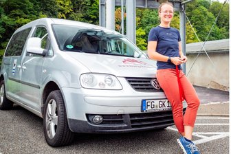 Mobiler Einkaufsladen fehlt in Kriebethal: Gemeinde schafft selbst Alternative - Logopädin Michele Helaß (30) hatte die Idee zum Gemeinde-Einkaufsbus. Die Gemeinde stellt dafür ihren Caddy zur Verfügung.
