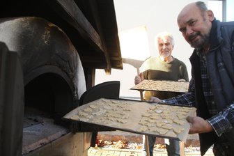 Mobiler Holz-Ofen in der Weihnachtsbäckerei in Grünberg im Einsatz - Joachim Schaal und Michael Friedl v.l. haben den mobilen Holzofen zum ersten Mal zum Plätzchenbacken genutzt: