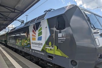 Mobiler Werbeträger macht Station in Olbernhau - Die E-Lok ist ein mobiler Werbeträger für die Welterbe-Region.