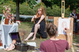 Mobiles Atelier und Musik unter freiem Himmel: So lief das erste Happening am Oberen Bahnhof in Plauen - Ein Plätzchen auf der Wiese neben dem Oberen Bahnhof hatten sich am Montag die Mitglieder des Kunstkollektivs Weltraum für ihre mobile Zeichen-Aktion gesucht. Wer wollte, konnte mitmachen.
