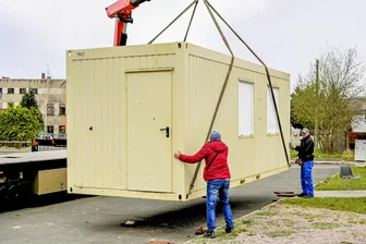 Mobiles Büro erleichtert Jugendarbeit in Crimmitschau: Neue Pläne in Sicht - Seit kurzem haben die Streetworker einen Container am Schützenplatz, der als mobiles Büro dient.