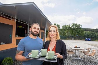 Mobiles Café öffnet am Wochenende nahe der Talsperre Pöhl - Maxi und Sven Schwarz sind neu in der Gastronomie. Mit ihrem Imbiss "Kaffee Schwarz" wollen sie ab Samstag in Thoßfell starten. 
