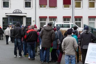 Mobiles Impfteam erlebt großen Andrang und allerlei Emotionen - Vor dem Gebäude des Internationalen Bundes (IB) in Zschopau bildete sich am Montagmorgen eine lange Warteschlange. 