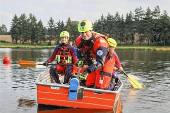 Mobiles Sonar: Wie die Wasserwacht Chemnitz in Zukunft schneller Vermisste finden will - Ehrenamtskoordinator Felix Birkner vom DRK Chemnitz ist stolz auf das neue hochauflösende Suchsonar. In dieser Woche wurde es erstmals auf dem Stausee Oberrabenstein getestet.