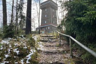 Mobilfunk-Anbieter gibt 25.000 Euro für Aussichtsturm im Vogtland - Blick auf den Kapellenbergturm. In diesem Jahr stehen hier Sanierungsarbeiten an.