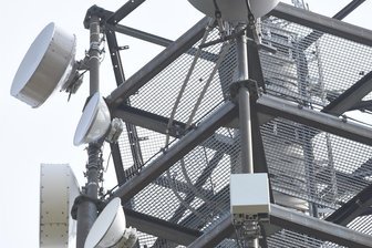Mobilfunk im Erzgebirge soll sich verbessern: Telekom nimmt neuen 5G-Standort in Betrieb - Ein Mobilfunkmast für 5G-Übertragung. Die Telekom will im Erzgebirge besseren Mobilfunk.