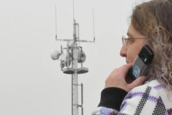 Mobilfunkmast bleibt umstritten - Der Mobilfunkmast nahe der Mittelschule in Sayda ist einer von vier Anlagen im Ort. Er steht auf städtischem Grund und Boden.