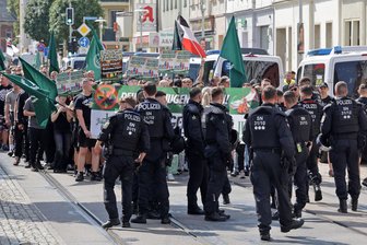 „Mobilisierung erfolgt über soziale Medien“: Polizei registriert drastischen Anstieg politisch motivierter Straftaten - Ein Polizeiaufgebot begleitet am 31. August 2024 die Demonstration der rechtsextremen Partei „Der dritte Weg“ durch Zwickau.