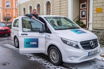 Mobilitätslücken im Erzgebirge: Ist der Bürgerbus die Lösung? - In Zwönitz ist das Erz-Mobil unterwegs, 2022 der bundesweit erste Linienbedarfsverkehr. Im Bild: Projektleiter Martin Benedict. Wäre so ein Rufbus auch eine Idee für Johanngeorgenstadt?