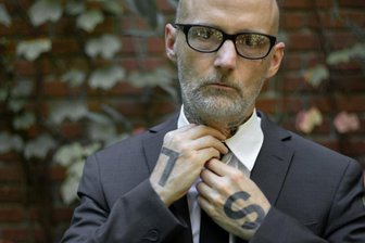 Moby im Interview: "Nostalgie ist ein billiges Konzept, kann aber die Sinne schärfen" - Moby nutzt seinen Körper als Protestfläche: Auf die Arme hat er sich in großen Buchstaben "Animal Rights" tätowieren lassen.
