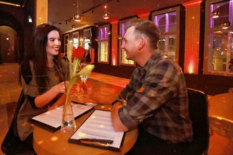 Moccabar Zwickau: Mit Speed-Dating gegen die Einsamkeit am Valentinstag - Probesitzen fürs Foto: Ob die Zweisamkeit eine Chance hätte, entscheidet sich erst nach fünf Minuten im Gespräch. 