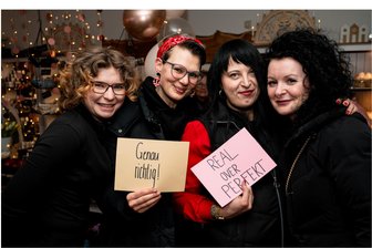 Mode, Drinks und Düfte: Die schönsten Bilder von der Ladies Shopping Night in Freiberg - 3. Ladies Shopping Night am Freitag in Freiberg: Im Geschäft „Mein Seifenstück“ auf der Erbischen Straße haben sich Verena Neubauer, Mary Arnold, Carolin Kästner und Nicole Schönhardt wohlgefühlt.