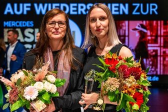 Mode-Marathon auf dem Hauptmarkt - Sophie Schramek (r.) kann sich über das Preisgeld von 1500 Euro freuen. Im Bild mit Prof. Dorette Bárdos, Leiterin der Studienrichtung Modedesign.