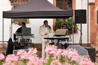 Mode, Musik und Regionales vor dem Rochlitzer Rathaus - Alleinunterhalter Lothar Schlimper ließ die passende Musik zur Modenschau spielen und sang live.