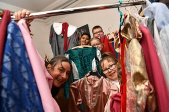 Mode und Handwerk: Peniger Kinder tauchen auf der Rochsburg in die Geschichte ein -