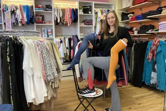 Mode und Medizin vereint: So macht eine frühere Leistungssportlerin Frauen im Vogtland schick - Bianca Weise vertreibt Kompressionsmode im Vogtland, keine in langweiligen Hautfarben. Bei den Strümpfen mögen es alle bunt.