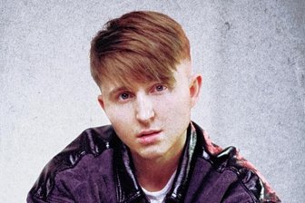 Mode und Musik zum Christopher Street Day - Der queere Sänger, Geiger und Aktivist MKSM tritt zum CSD auf dem Hauptmarkt auf. 