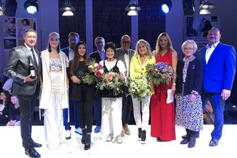 Modedesign-Absolventen liefern eine große Show - Das Siegerfoto mit Gewinnerin Maria Salomé Buitrago (4. v. l.).