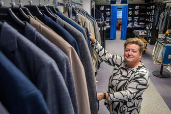 Modegeschäft im Erzgebirge schließt: Heidi Rößler verabschiedet sich aus Eibenstocks Innenstadt - Heidi Rößler in ihrem Geschäft in Eibenstock. Sie führt es seit 1998. Im Februar nächsten Jahres will sie es schließen.
