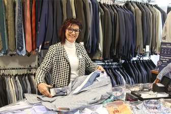 Modehaus bei Augustusburg: Warum viele Männer eine schnelle Beratung im Modegeschäft mögen - Der Platz für Herrenmode befindet sich im Geschäft von Kathrin Stöckel direkt im Eingangsbereich, damit die Männer kurze Wege beim Einkauf haben.