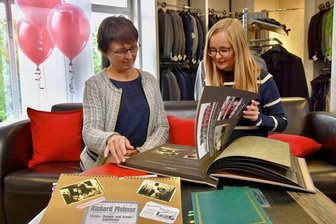 Modehaus-Team in Limbach-Oberfrohna blickt auf 140 Jahre zurück - Schwelgten anlässlich des Firmenjubiläums in Erinnerungen: Annett Kreher, Chefin des Modehauses Mehner, und ihre Tochter Daniela Kreher, die vor zwei Jahren ins Unternehmen einstieg.