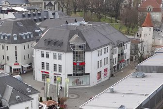 Modehaus Wöhrl und Sportartikelhändler Decathlon werden Partner - was heißt das für den Standort Plauen? - Filiale des Modehauses Wöhrl am Plauener Postplatz: Gibt es dort künftig auch Sportartikel?