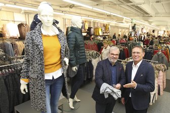 Modekette K&L eröffnet neu - Rüdiger Herrmann (links), K&L-Verkaufsdirektor, und Rainer Biller, Geschäftsführer des Möbelhauses, freuen sich über den gemeinsamen Neustart.