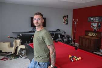 Model, Koch, Unternehmer – Der Hans im Glück aus Burgstädt - Firmenchef David Rüdiger in seinem Büro mit Billardtisch und Oldtimern sowie Jukebox. Sein Leben ist ein Auf und Ab. Aufgewachsen ist er in einem Kinderheim.