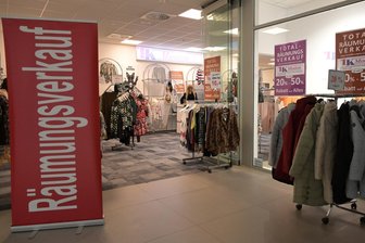 Modeladen in Einkaufszentrum im Erzgebirge schließt: Center-Chef hat kreative Ideen für neue Nutzung - Der Räumungsverkauf im Geschäft TK Moden im Paletti-Park in Lugau läuft mittlerweile im Endspurt.