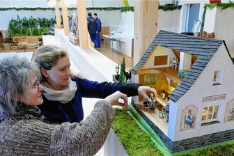 Modell des Schnitzerheimes in Krumhermersdorf kommt bei der Jury gut an - Nicole Musch (hinten) hatte die Idee für eine Nachbildung des Krumhermersdorfer Schnitzerheims. Die Vereinsvorsitzende Claudia Richter (vorn) sowie weitere Mitglieder setzten das Vorhaben um.