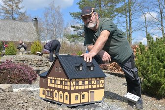 Modell mit 12.612 Ziegeln – wie ein Erzgebirger ein Stück Bergbauerbe rettet - Mit der Bergbrüderschaft „Schneeberger Bergparade“ kümmert sich Jörg Wiegank um die Anlage.