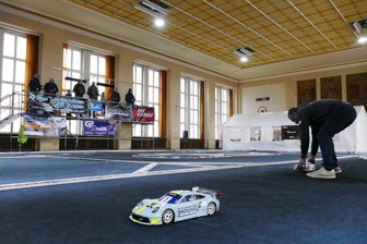 Modellautos drehen ihre letzten Runden im Erzgebirgscup - Ausgetragen werden die Rennen im Kulturhaus der ehemaligen Spinnerei im gleichnamigen Drebacher Ortsteil.