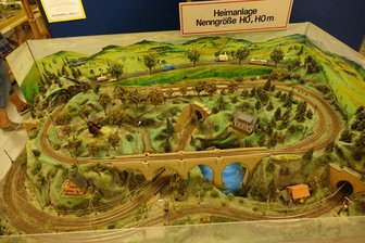 Modellbahn-Neuheiten zum Jubiläum im Chemnitztal - Die älteste Anlage des Modelleisenbahnvereins Markersdorf/Chemnitztal von 1968: eine Fantasielandschaft mit Schiene, Tunnel, Brücke, Straße und Häusern. Zu sehen ist sie bei einer Ausstellung zum 70-jährigen Bestehen im Museumsbahnhof Markersdorf-Taura. 