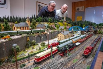 Modellbahnausstellung in Hainichen: „Striegistalexpress“ nimmt Fahrt auf - Ulrich Weinbrecht und Frank Drechsel vom Verein bereiteten am Freitag die Modellbahnausstellung vor.
