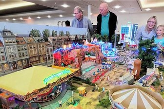 Modellbahnausstellung in Limbach-Oberfrohna zeigt Anlagen aus ganz Deutschland - Die siebenjährige Frieda Richter (hier rechts im Bild mit ihrer Mutter Jennifer Richter) gehörte am Sonntag zu den jüngsten Besucherinnen und Besuchern der Modellbahnausstellung in der Stadthalle Limbach-Oberfrohna. Ihr hatte es vor allem der farbenfroh gestaltete Rummelplatz auf einer Straßenbahn-Anlage von Modellbahnfreunden aus Görlitz angetan.
