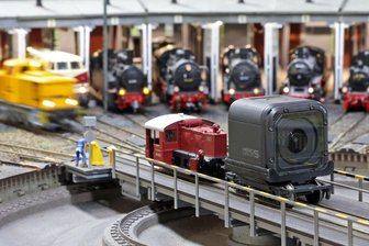 Modellbahnausstellung in Meerane: Was macht die Mini-Kamera auf der Clubanlage? - Eine Lok schiebt die Kamera vom Typ Go-Pro-Session 5 über die H0-Clubanlage des Modelleisenbahnclubs Meerane.