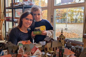 Modellbahnbörse Freiberg: Trubel und Tausch im Brauhof - Pepe Hammer (r.) ist stolz auf seinen neuen Güterwagen, den er mit seiner Mama Nadine Gorille kaufte.