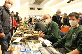 Modellbahnbörse lockt viele Besucher an - Gut beraten wurde Christian Geyer aus Chemnitz bei Ralf Schönberg (Mitte) und Henrik Schönberg vom Modellbauclub Jahnsbach.