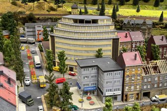 Modellbahnclub Chemnitz-Rottluff zeigt Besuchern neue Anlagenteile - Das Kaufhaus Schocken ist ein Blickfang auf der Clubanlage.