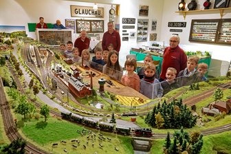 Modellbahnclub Glauchau poliert (s)einen Bahnhof auf: Nach dem Original bekommt auch das Modell eine Frischekur - Der Modellbahnclub Glauchau zeigt seine Ausstellung am 28. und 29. Dezember.